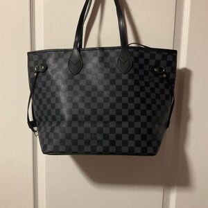 Non Authentic / LV bag.
